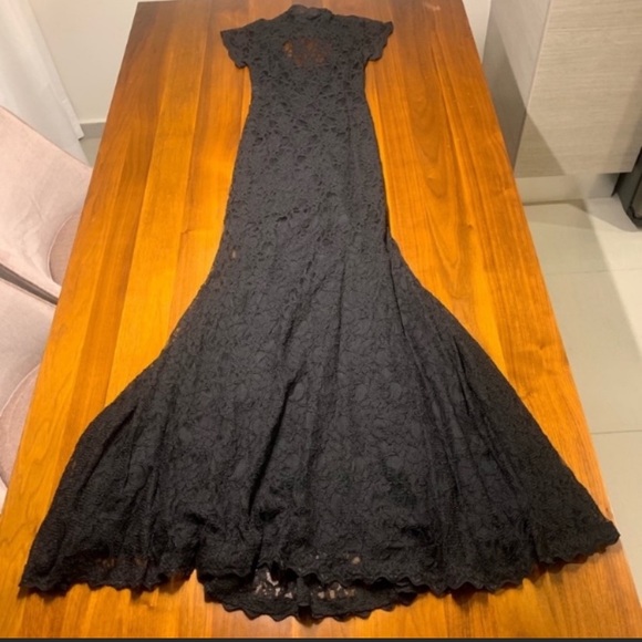 Ana María Couture black lace high neck gown. - Picture 4 of 7